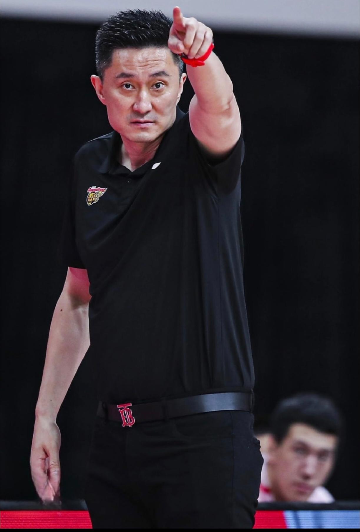 LOL世界比赛 -关于今晚广东宏远调整名单以备法国杯；绝杀压哨环节打磨；目标明确；更衣室氛围转暖的信息