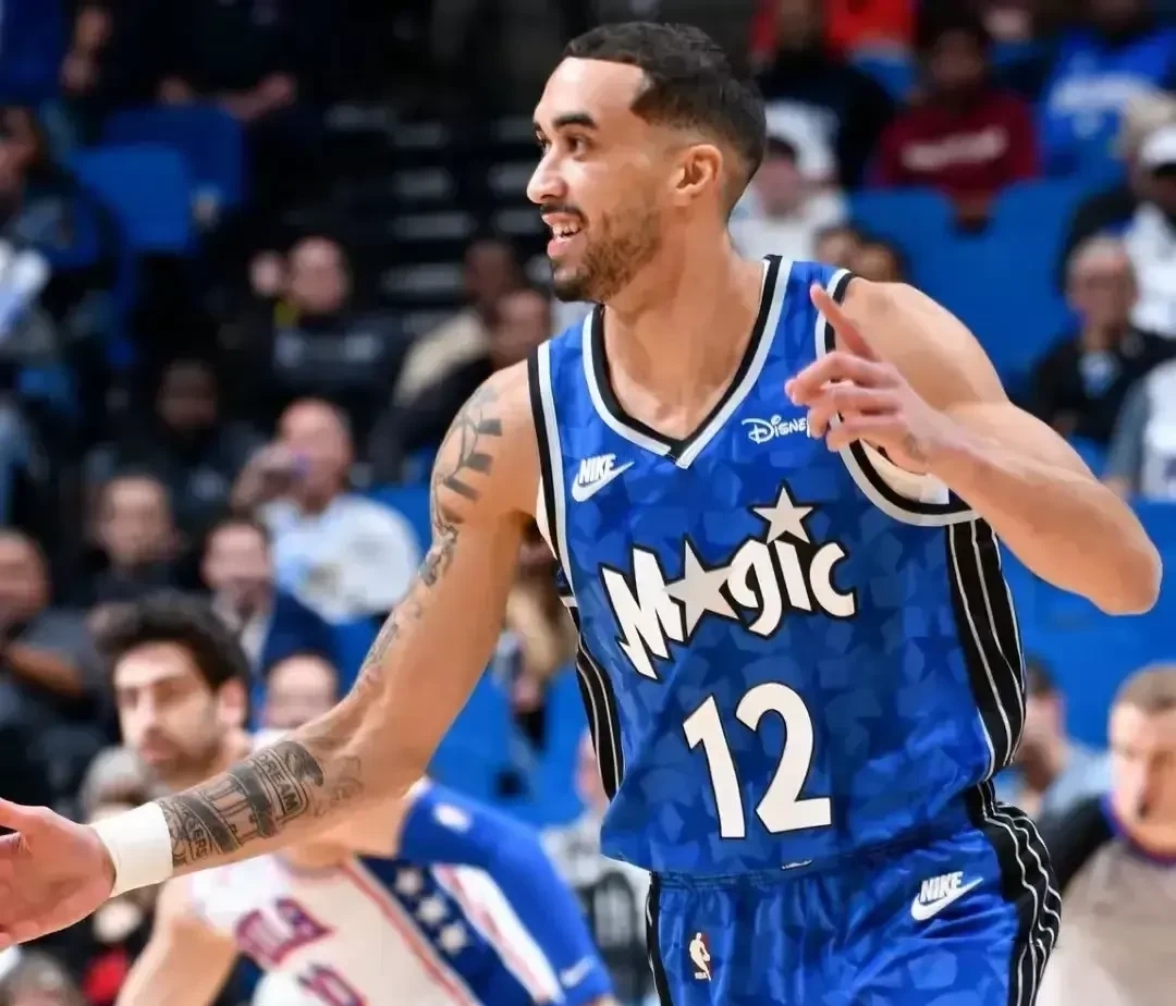 关于今晚广东宏远调整名单以备法国杯；绝杀压哨环节打磨；目标明确；更衣室氛围转暖的信息